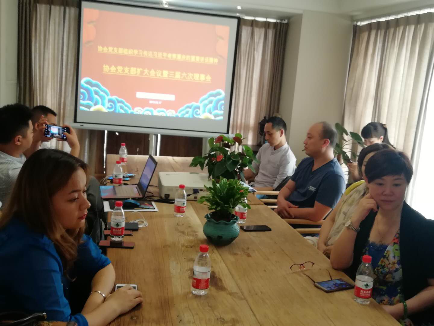 重庆市保健服务行业协会党支部学习习近平总书记在考察重庆时的重要讲话精神