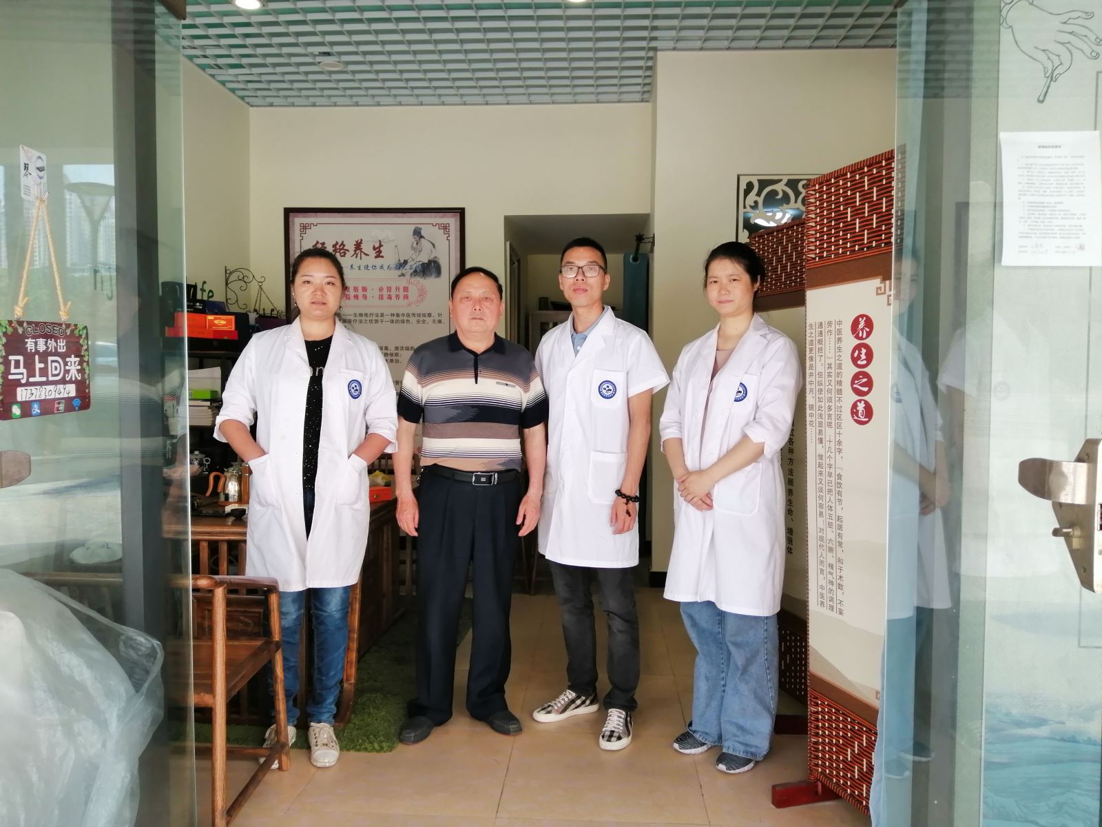 党支部书记薛建泰走进学雷锋志愿者服务队队员门店