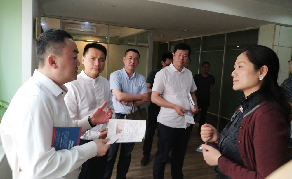 重庆市保健按摩行业协会新入会会员重庆爱芙悦芳疗学院院长郑娟娟与会长廖家富、副会长胡朝荣在协会办公室亲切交谈。